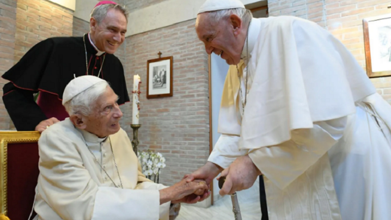 Бенедикт XVI дуже хворий: Папа Франциск просить про молитву - фото 1