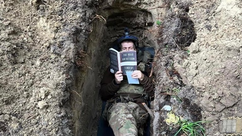 Фото воїна-випускника УКУ, який в окопі читає Тімоті Снайдера, облетіло увесь світ - фото 1