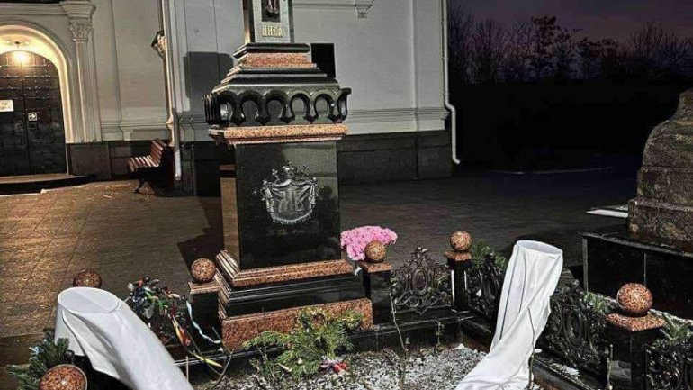 Правоохоронці розслідують наругу над могилою ексглави УПЦ МП Володимира (Сабодана) - фото 1