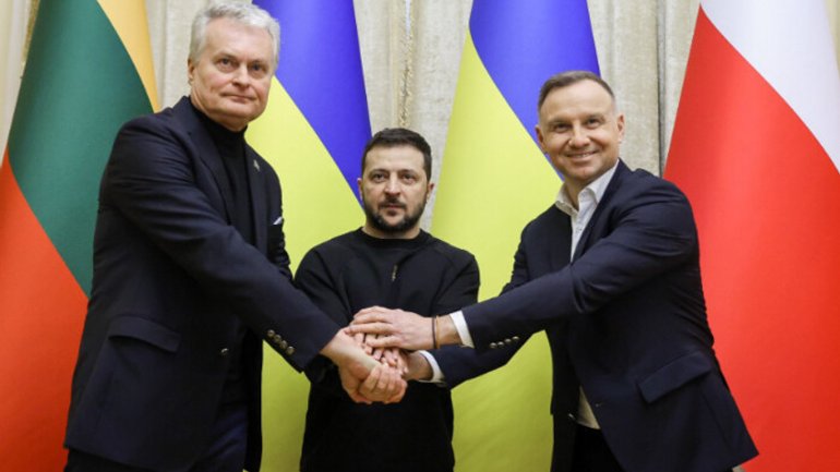 Zelensky presented the presidents of Poland and Lithuania with unique icons on armor - фото 1