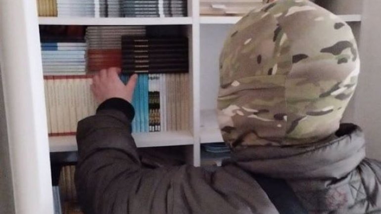 Occupation "police officers" brag about "exposing" the Jehovah's Witnesses in the Kherson region - фото 1