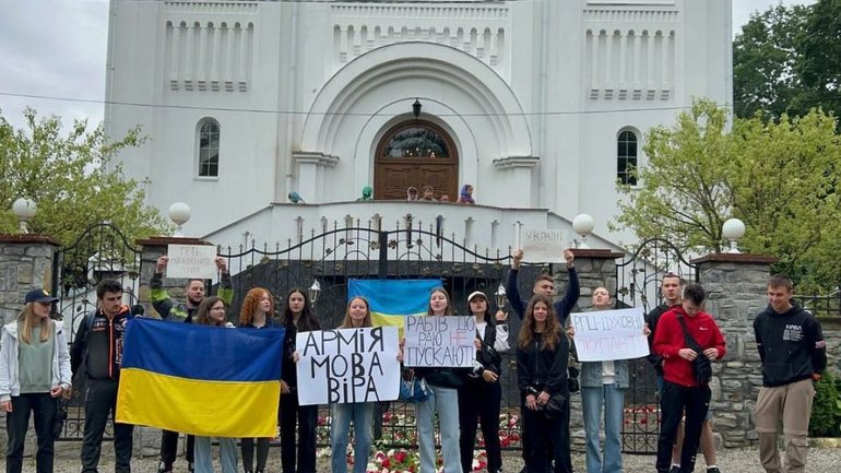 "Рабів до раю не пускають". У Борщеві молодь вийшла на акцію протесту проти УПЦ МП - фото 1