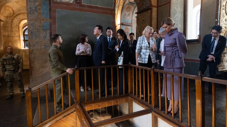 Президенти та перші леді України й Республіки Корея відвідали Софійський собор у Києві - фото 1