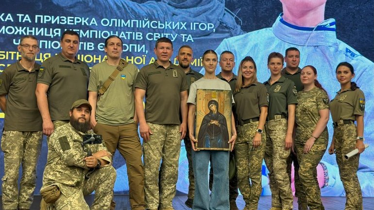 Ольгу Харлан відтепер оберігатиме ікона, яку подарували українські воїни - фото 1