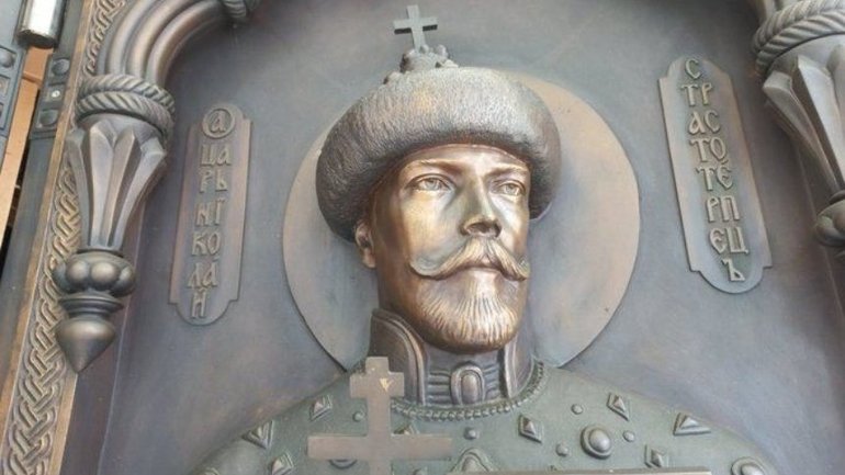 З воріт Покровського монастиря в Києві зняли скульптуру російського царя Миколи II - фото 1