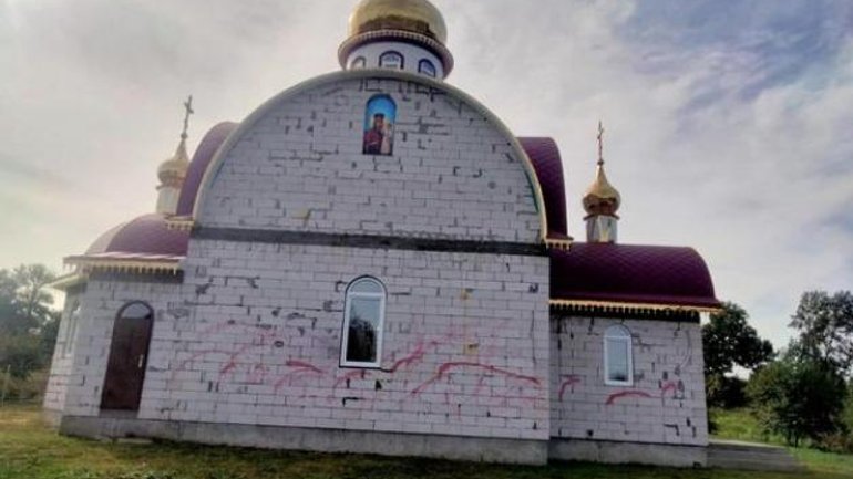 На Хмельниччині червоною фарбою обмалювали храм УПЦ МП - фото 1