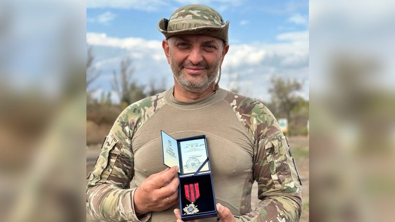 Залужний нагородив "Золотим хрестом" пастора-снайпера із Вінниччини - фото 1