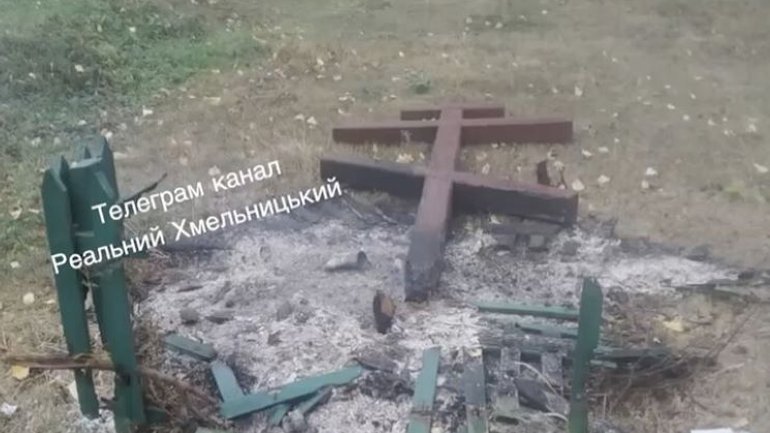 Вандали спалили придорожній хрест у Хмельницькій області - фото 1