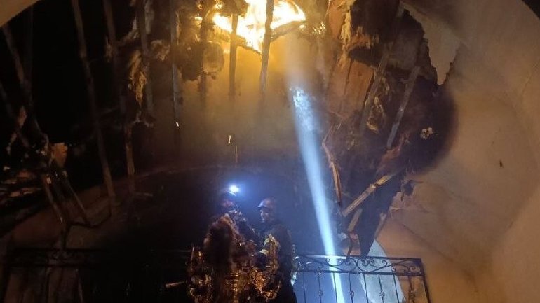 На Донеччині рятувальники ліквідували в церкві пожежу, що виникла внаслідок ворожого обстрілу - фото 1