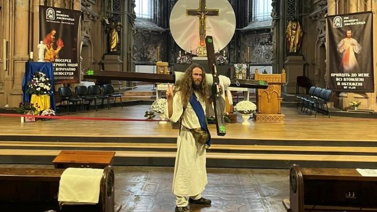 American pilgrim who walked 800 km with a cross left it at St. Nicholas Church - фото 1