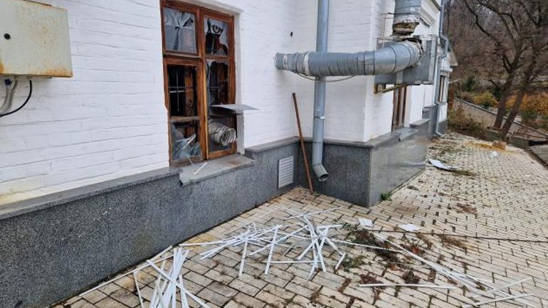Вандали розбили вікна в одному з корпусів Києво-Печерської лаври - фото 1