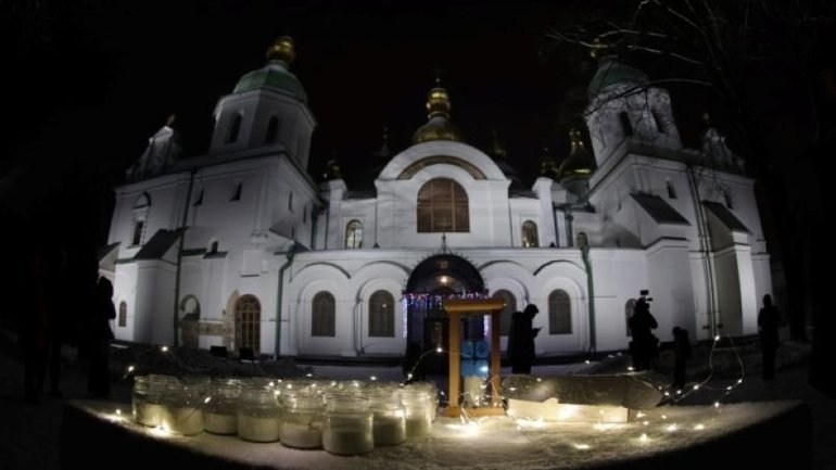 В Софии Киевской передали Вифлеемский огонь военным и волонтерам - фото 1