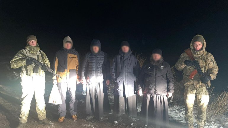 Прикордонники затримали екс-працівника казначейства Києво-Печерської лаври та трьох чоловіків у рясах - фото 1
