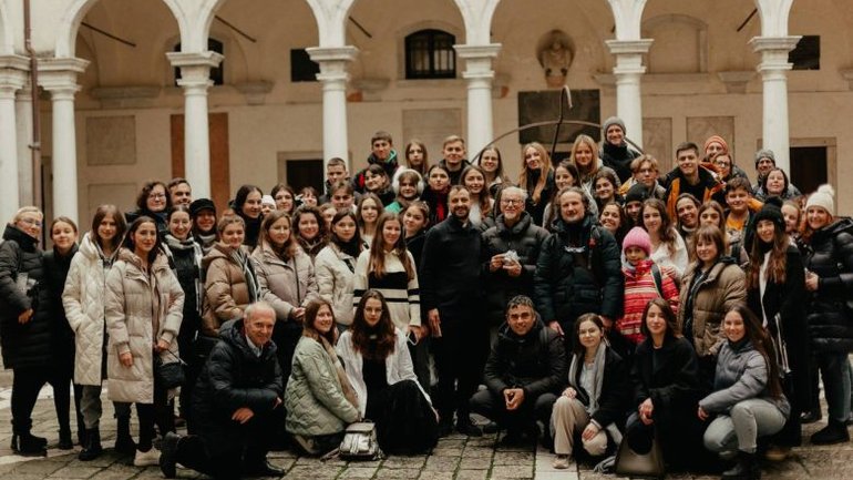 Молодь з України подарувала Патріарху Венеції зірку з зображенням Михайлівського собору - фото 1