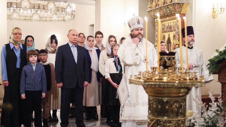 На Різдво Путін показово "молився" з родичами загиблих окупантів - фото 1
