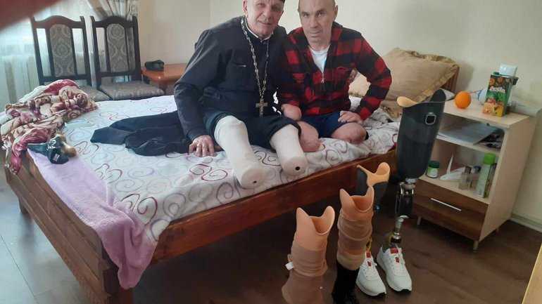 Прикарпатський священик, що носить протези, підтримав військового, який втратив кінцівки на війні - фото 1