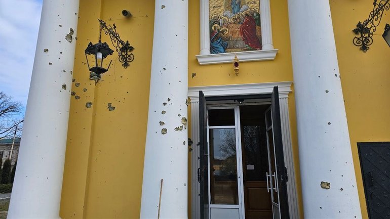 У центрі Херсона від російського обстрілу постраждав Свято-Успенський собор - фото 1