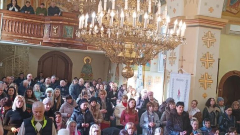 У храмі на Львівщині парафіяни шість годин поспіль молились за перемогу і мир - фото 1