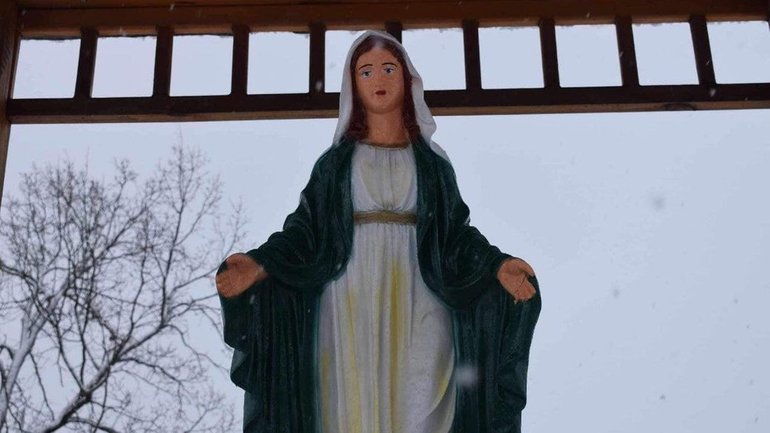 У придорожній каплиці на Житомирщині встановили та освятили нову фігуру Діви Марії, яку двічі руйнували вандали - фото 1