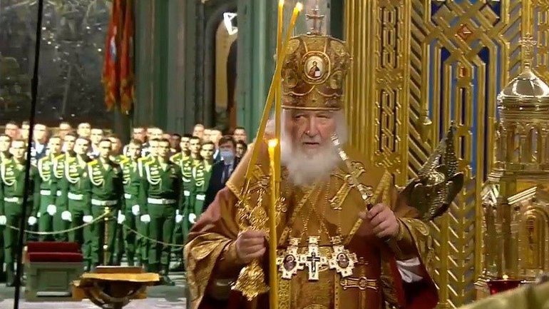 Путин поздравил Патриарха Кирилла с Днем Советской армии - фото 1