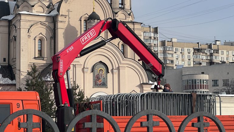 Возле храма, где будут отпевать Навального, начали ставить ограждения - фото 1