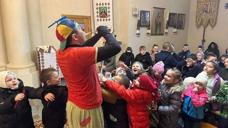 «Йду до дітей разом із Церквою», — італійський клоун та волонтер відвідав прифронтову Слобожанщину - фото 1