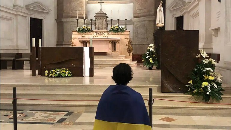 Uliana Zhuravchak stops at Our Lady of Fátima Shrine in Fátima, Portugal on her way to WYD Lisbon 2023 with a big group of Ukrainian Catholics - фото 1
