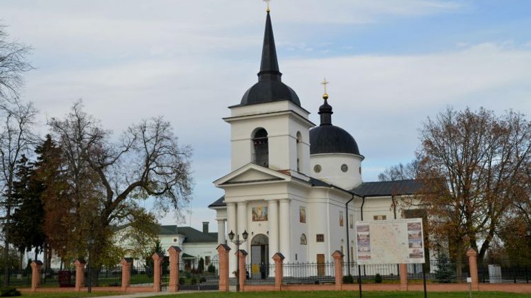 Гетьманську церкву-усипальницю у Батурині освятили три архиєреї ПЦУ - фото 1