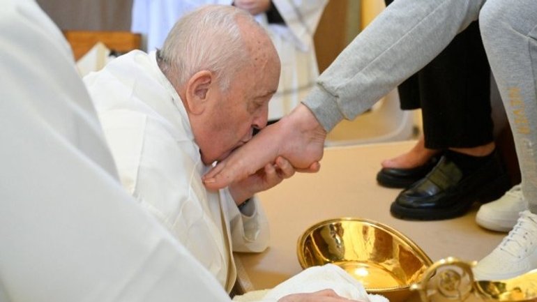 Папа Франциск омыл ноги женщинам-заключённым - фото 1