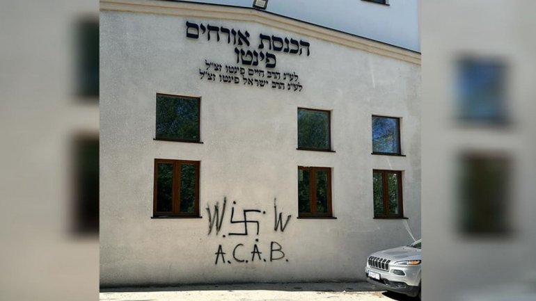 В Умані на єврейській будівлі намалювали свастику - фото 1