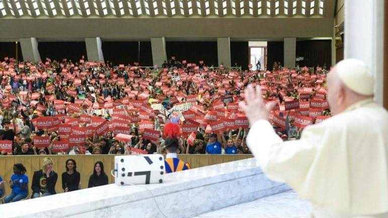 Папа Франциск італійським школярам: Помоліться за українських дітей, які розучилися усміхатися - фото 1