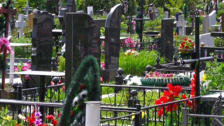 Напередодні поминальних днів столичні кладовища перевірять сапери - фото 1