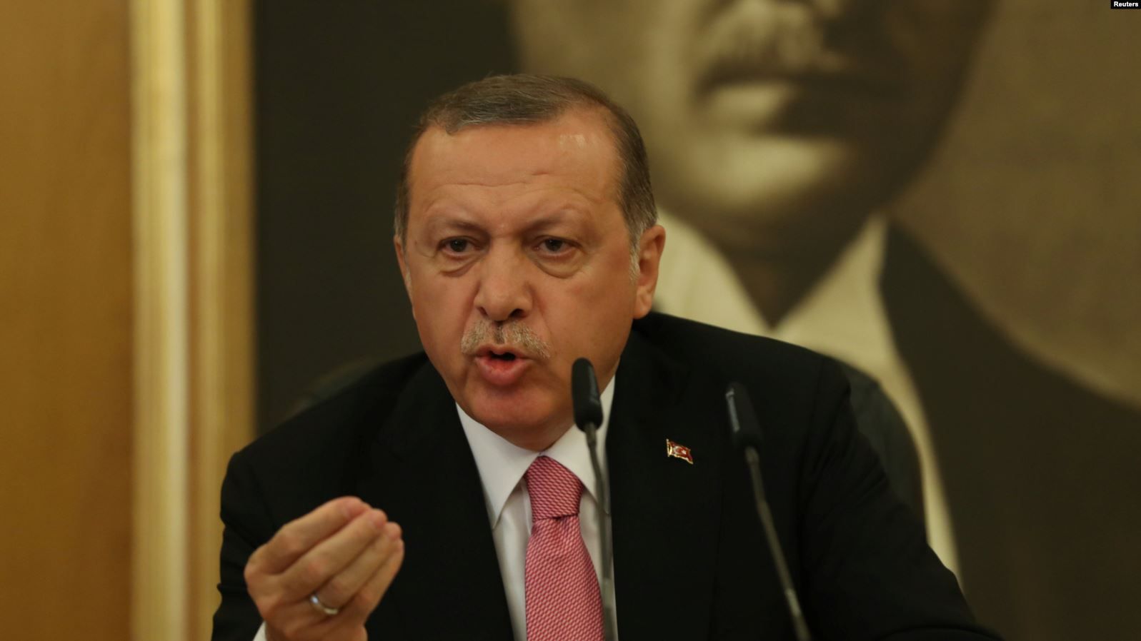Реджеп Эрдоган на фоне портрета Ататюрка - фото 52182