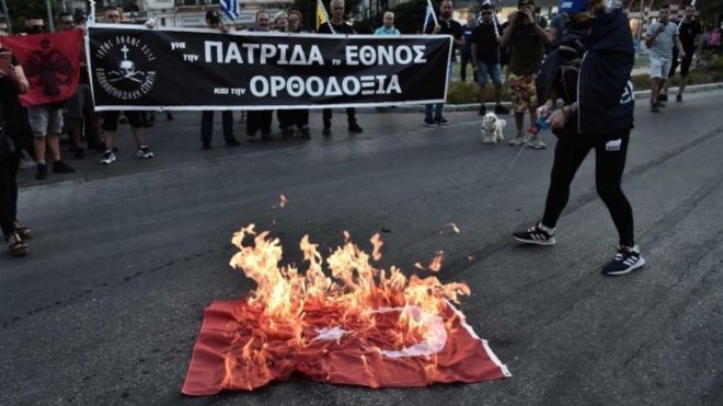 На акции протеста в Салониках сожгли турецкий флаг - фото 55303