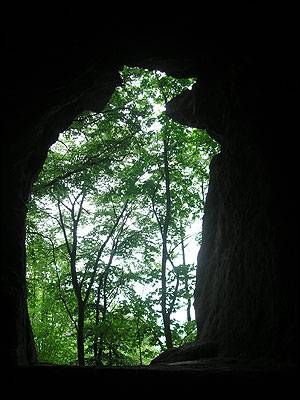 Ось через такий отвір з печери споглядали на світ перші крехівські монахи - фото 55417