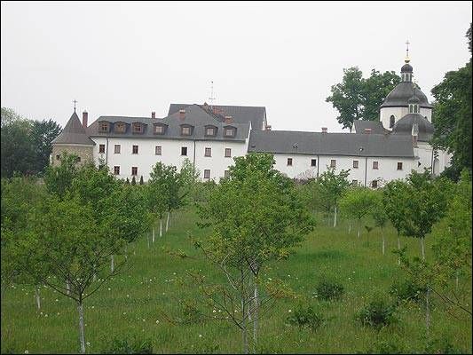 Загальний вигляд Крехівського монастиря та доглянутий сад - фото 55420