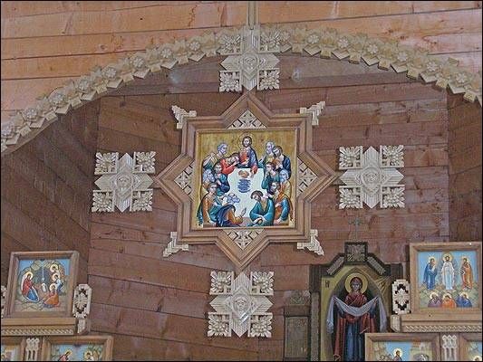 Фрагмент інтер’єру дерев’яної церкви Покрова, посвяченої на території монастиря у жовтні 2004 року - фото 55423