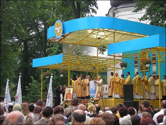 На імпровізованій сцені на галявині перед монастирем служиться Архиєрейська св. Літургія для прочан - фото 55430