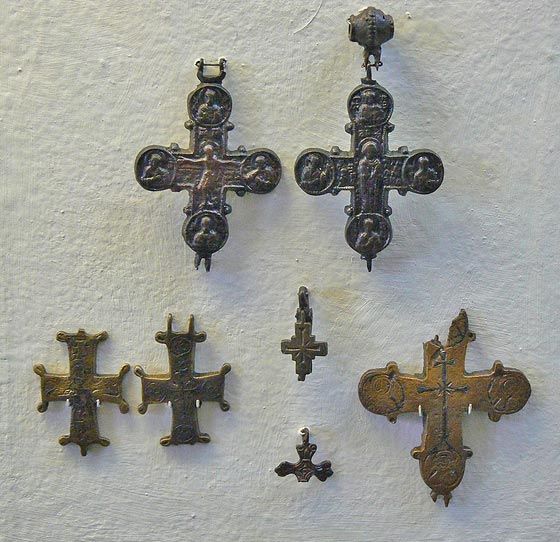 Натільні хрестики, знайдені при розкопах Херсонесу. - фото 56069
