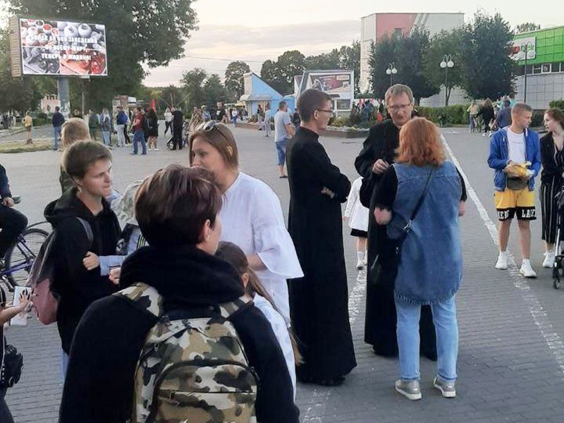 Catholic priests in the city of Zhodino took to the streets along with protesters - фото 57124