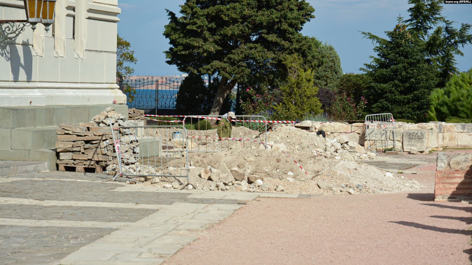 В Херсонесе у стен Владимирского собора проводят незаконные археологические раскопки - фото 60443
