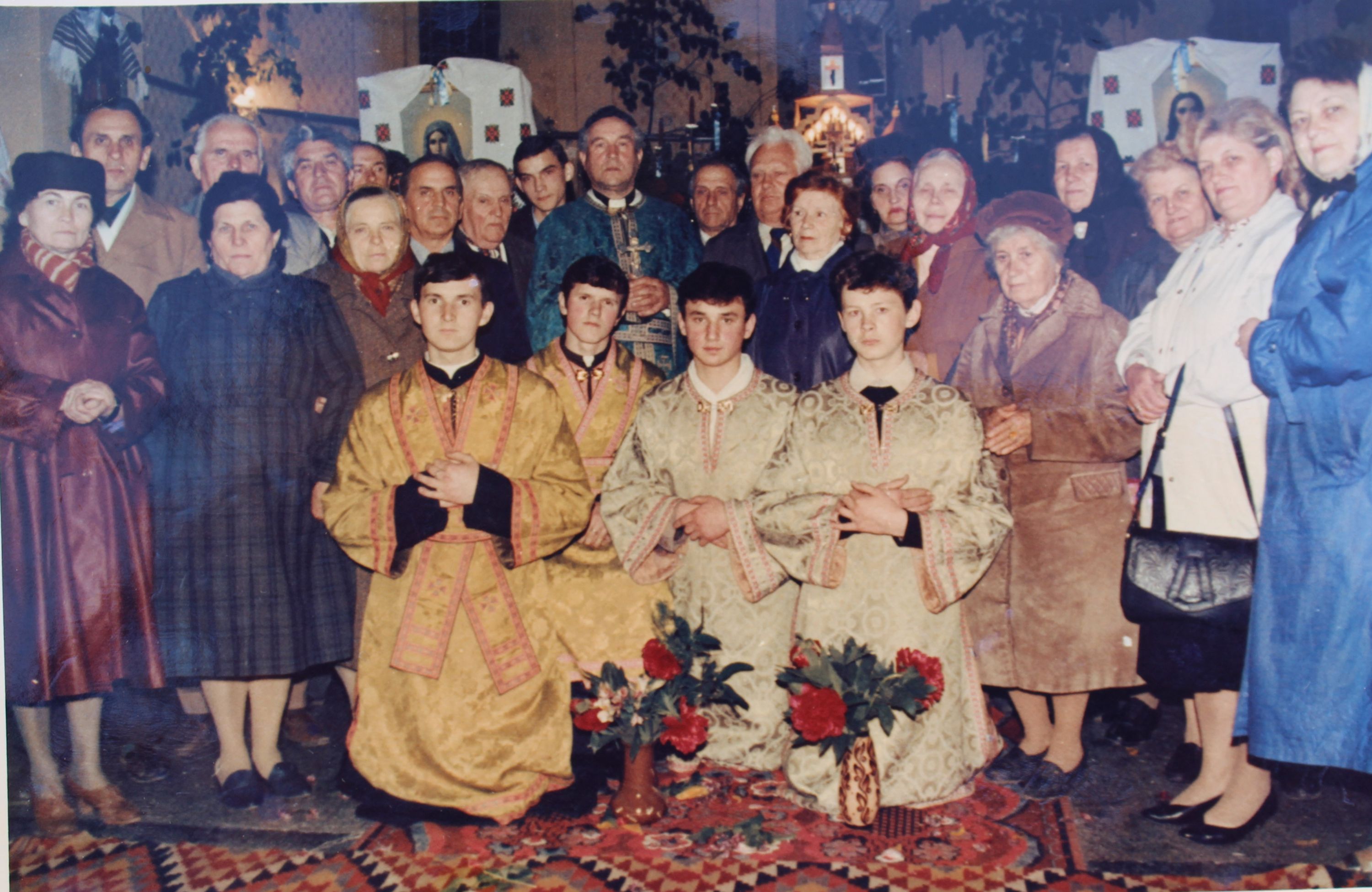 Настоятель церкви Успіння отець Михайло Косило з парафіянами - фото 63437