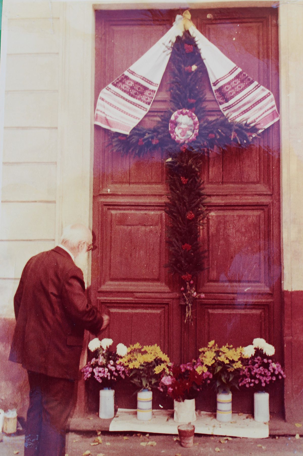 Перший голова церковного комітету Олександр Бручковський перед зачиненими дверима церкви - фото 63438