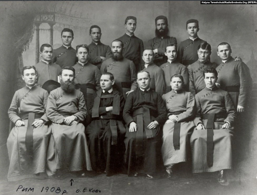 Омелян Ковч (сидить другий зліва). Рим, 1908 рік - фото 68237
