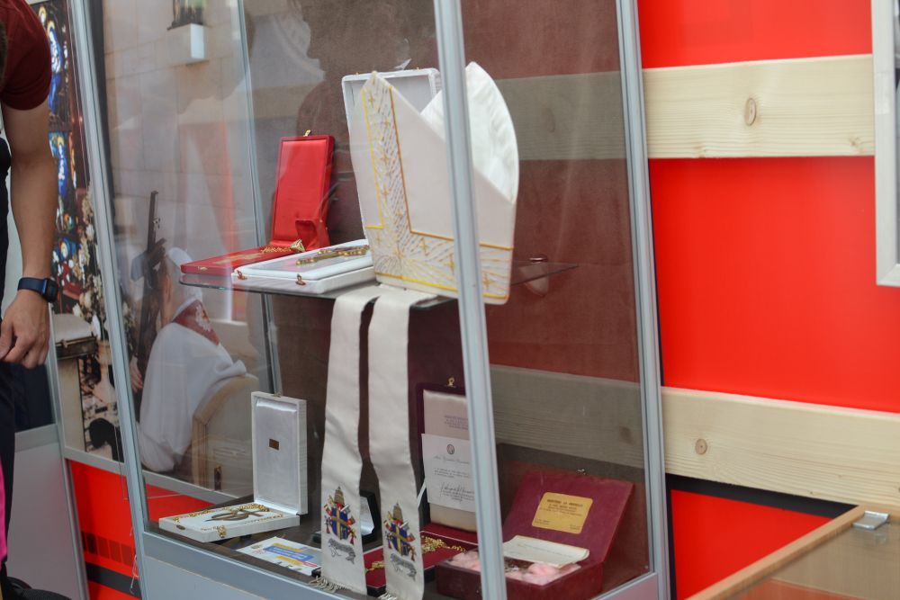 A unique mobile museum with personal belongings of St John Paul II opens in Lviv - фото 74629