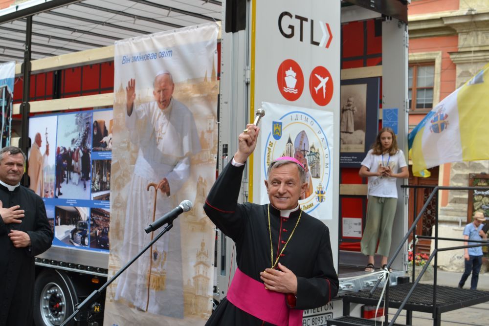 A unique mobile museum with personal belongings of St John Paul II opens in Lviv - фото 74630