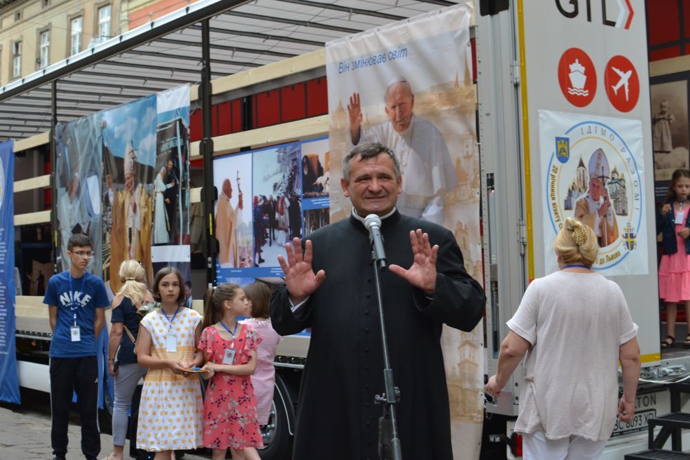 A unique mobile museum with personal belongings of St John Paul II opens in Lviv - фото 74631