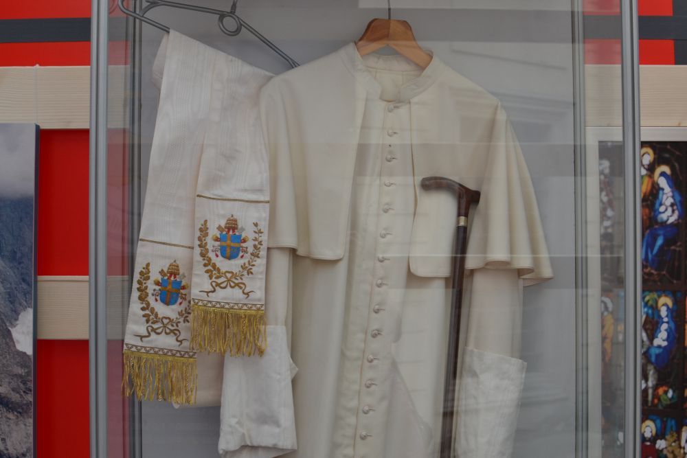 A unique mobile museum with personal belongings of St John Paul II opens in Lviv - фото 74632