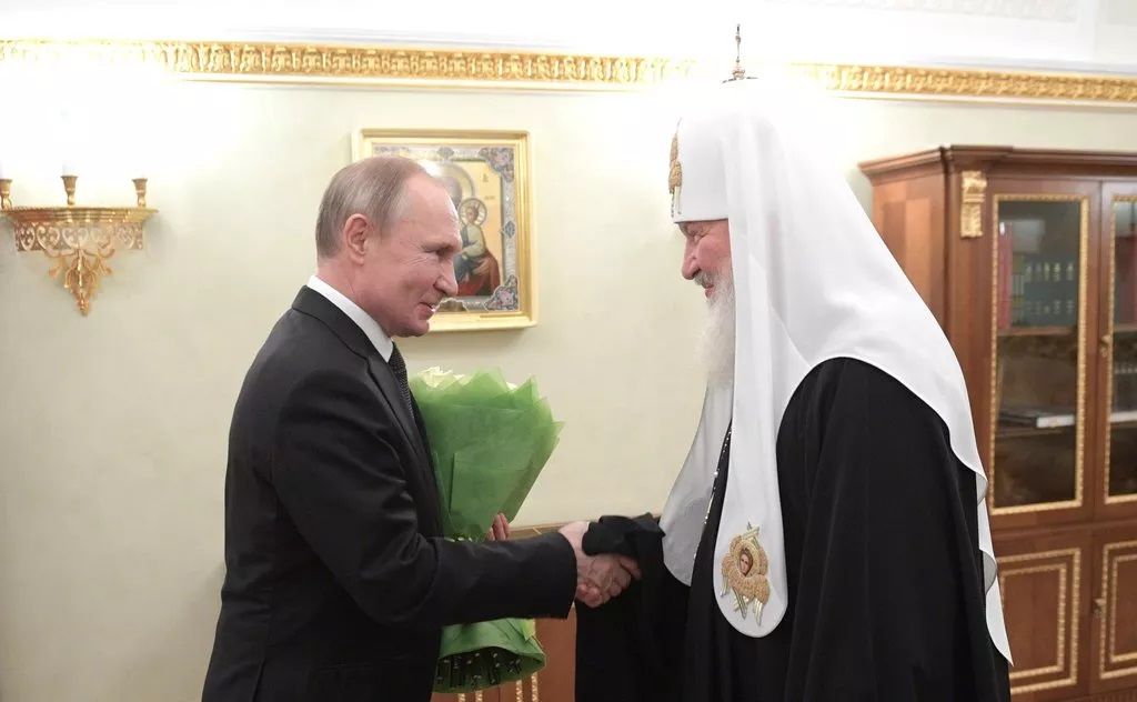 Владимир Путин приветствует патриарха РПЦ Кирилла в Москве, май 2021 - фото 89164