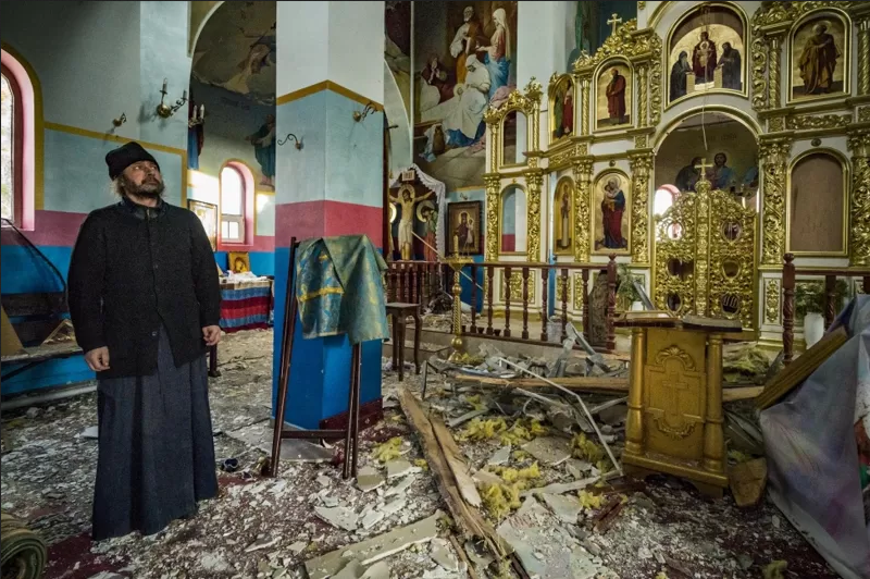 Священник села Ясногородка, що під Києвом, стоїть всередині своєї зруйнованої церкви - фото 90668
